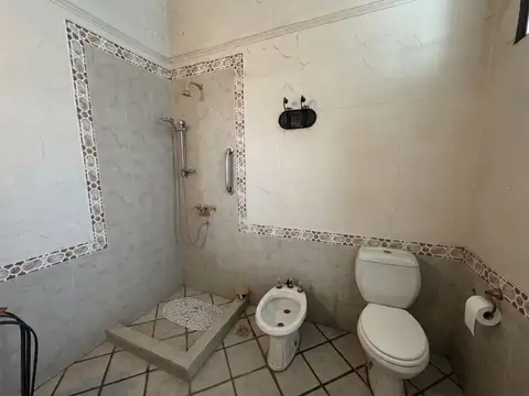 Venta de Casa de categoría a metros de calle Roca