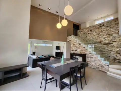 Casa 5 ambientes con 4 baños