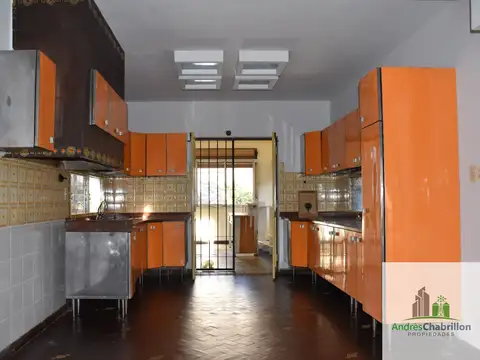 Casa 6 ambientes con 2 baños