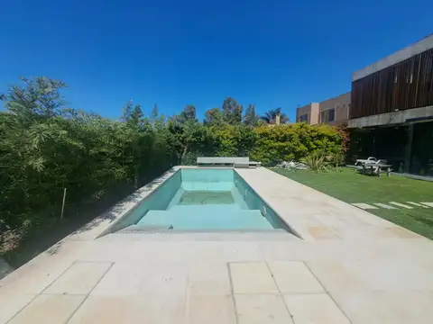 Casa en Alquiler con 3 cocheras