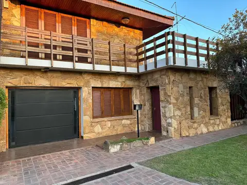 Casa en Venta - 3 Dormitorios 2 Baños - 300mts2 - La Plata