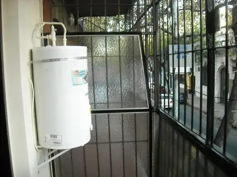 En venta monoambiente al frente luminoso en Caballito