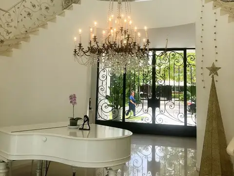 Casa en Alquiler Temporal con 2 cocheras