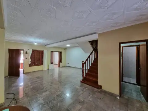 Venta Casa 3 Dormitorios Barrio Parque Con Cochera