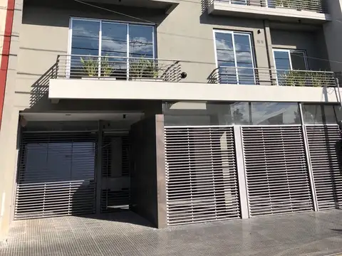 DEPARTAMENTO MONOAMBIENTE CON BALCON Y COCHERA - AL FRENTE 