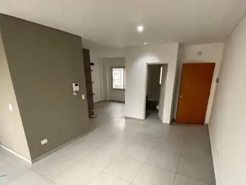 DEPARTAMENTO MONOAMBIENTE CON BALCON - AL FRENTE