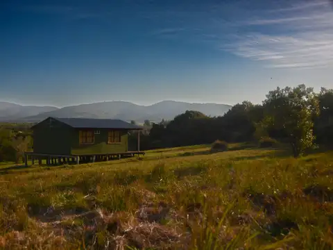 Venta de chacra con dos cabañas y buenas vistas.