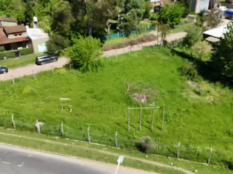 IMPORTANTE TERRENO O PREDIO ESQUINA CAAMAÑO 100