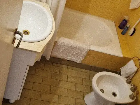 Magnífico Semipiso al Frente, Tres Amb c/Dpcias, Balcón corrido, 74 mts, Piso 6°, Baulera ,  Lum!