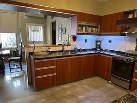Casa 4 ambientes con 2 baños
