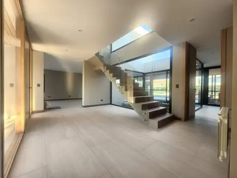 Casa 9 ambientes con 4 baños