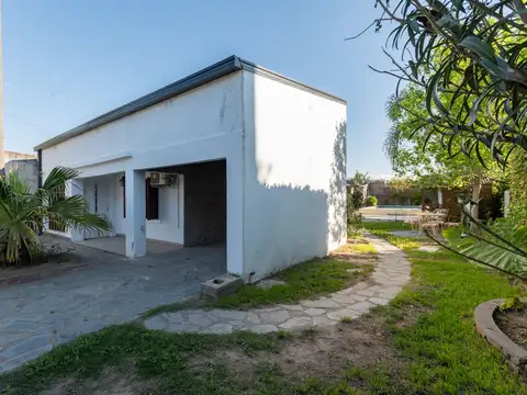 CASA  3 DORMIS PATIO VERDE Y PILETA EN SAUCE 