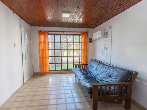 Casa 6 ambientes con 2 baños