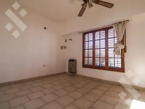 Casa 7 ambientes con 2 baños