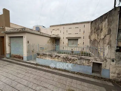 (A RECICLAR) CASA EN PASTOR FERREYRA AL 4200 - GARAGE GRAN PATIO JARDIN MEDIA TERRAZA