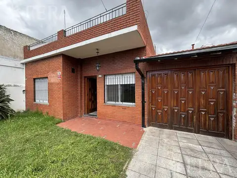Alquiler de Casa 3 ambientes con jardín y cochera en Wilde