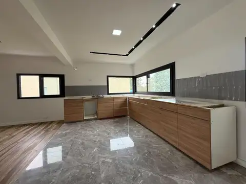 Casa en Venta con 4 cocheras