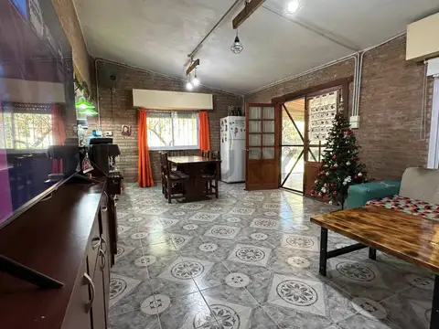 OPORTUNIDAD de Inversión Complejo con 3 Casas, 2 dptos. y Pileta climatizada en La Rancherita