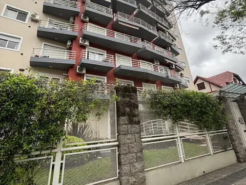 Monoambiente   amplio con cochera subterránea