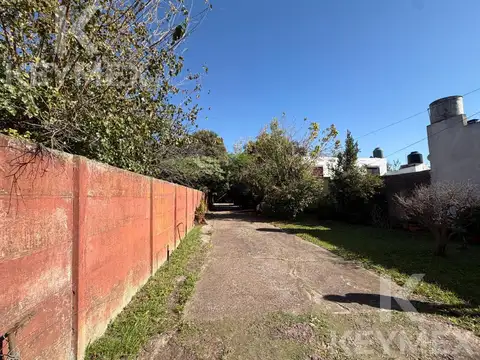 Lote con salida a dos calles, galpon y casa de 1 dormitorio - Los Hornos, La Plata