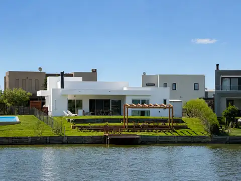 Casa en Venta con 4 cocheras