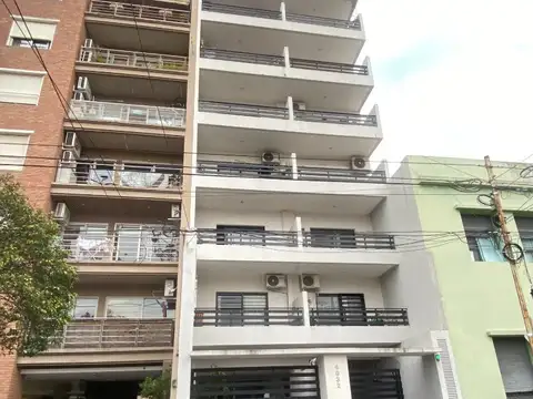 VENTA EXCELENTE DEPARTAMENTO CON BALCÓN CON SUM Y PARRILLA