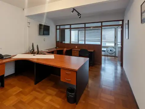 Excelente oficina al frente + Aire acondicionado