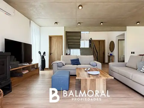Casa 4 ambientes con 5 baños