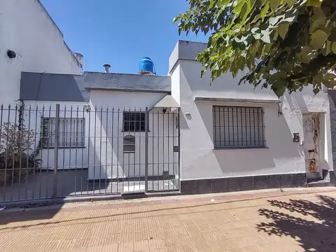 Casa 1 dormitorio en venta en Los Hornos con dpto