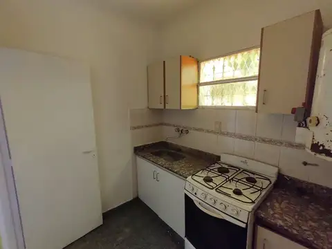 Casa 1 dormitorio en venta en Los Hornos con dpto
