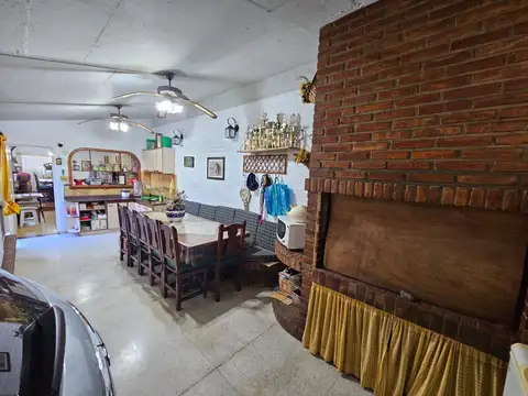 Casa 4 amb. amplios en 2 plantas en Esquina, con Garage y Patio