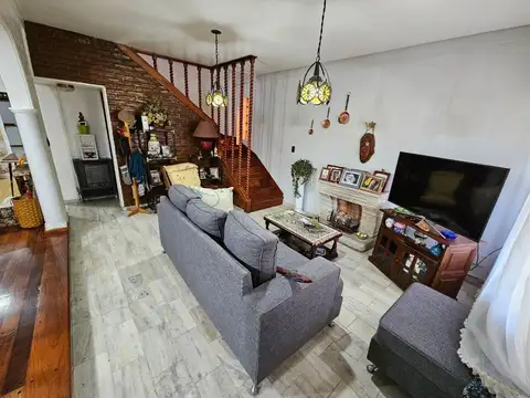 Casa 4 amb. amplios en 2 plantas en Esquina, con Garage y Patio
