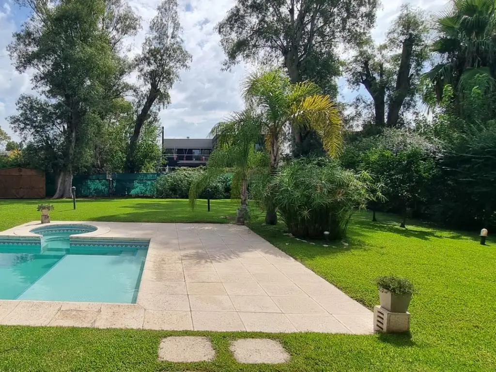 Casa en Alquiler con cochera