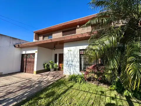 MUY BUEN CHALET EN 2 PLANTAS 3 DORMITORIOS SUITE JARDIN PILETA