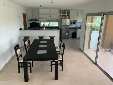Casa 6 ambientes con 4 baños