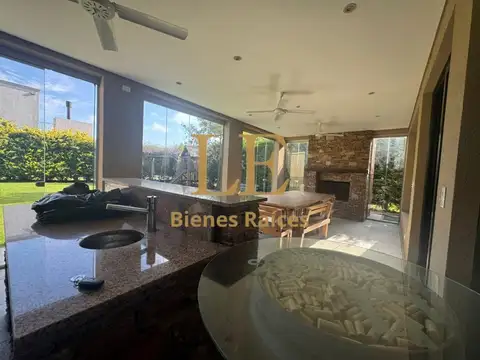 Casa 5 ambientes con 4 baños
