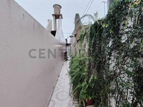 Oportunidad en Barrio Las Delicias: Amplia Casa de Pasillo – 3 Dormitorios y Parrillero