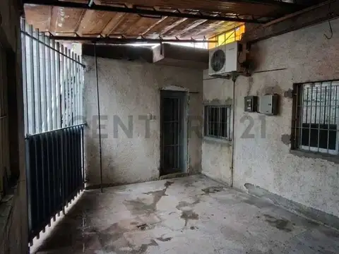 Oportunidad en Barrio Las Delicias: Amplia Casa de Pasillo – 3 Dormitorios y Parrillero