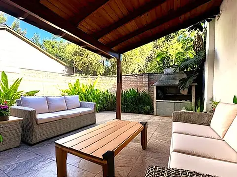 PH 2 dormitorios con patio en venta en Parque Casado