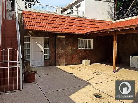 CASA DE 3 DORMITORIOS BARRIO PARQUE PATIO PARRILLERO