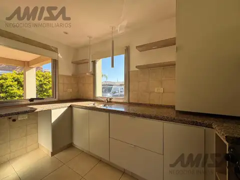 Casa en Alquiler con 1 cochera