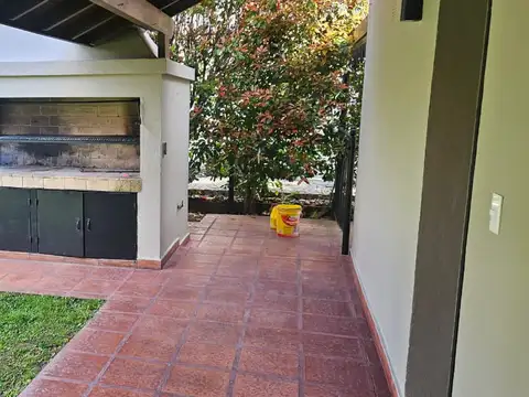 Casa en Alquiler con 4 cocheras