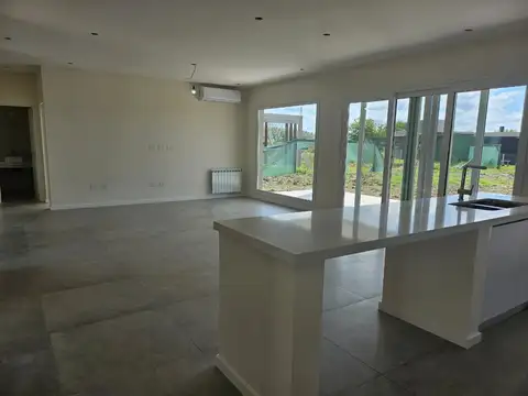 Casa 5 ambientes con 4 baños