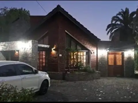 IMPONENTE CASA EN COUNTRY LAS LAJAS