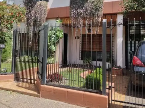 Vta! CASA en BELLA VISTA 4 AMB-JARDIN-PARRILLA-COCH