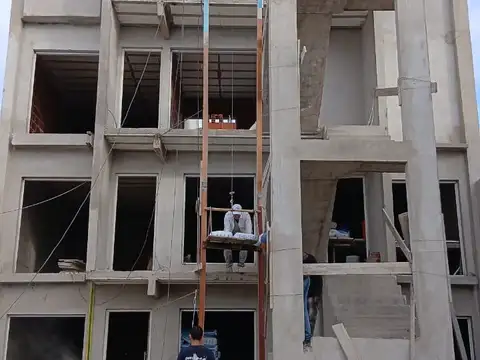 Venta departamentos de dos ambientes con fondo propio, terraza privada o balcón en obra avanzada. Cochera disponible. Anticipo y cuotas
