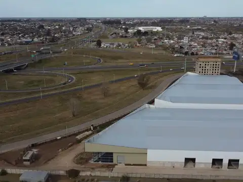 Galpón de 1000 m2 con vidriera la frente sobre Autopista Ros-BsAs y Circunvalación
