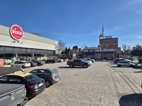 Excelente local sobre Av. Constitución