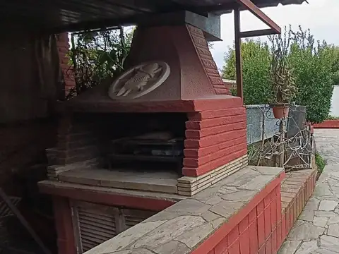 Casa 7 ambientes con 2 baños