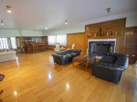 Casa en Venta con 7 cocheras